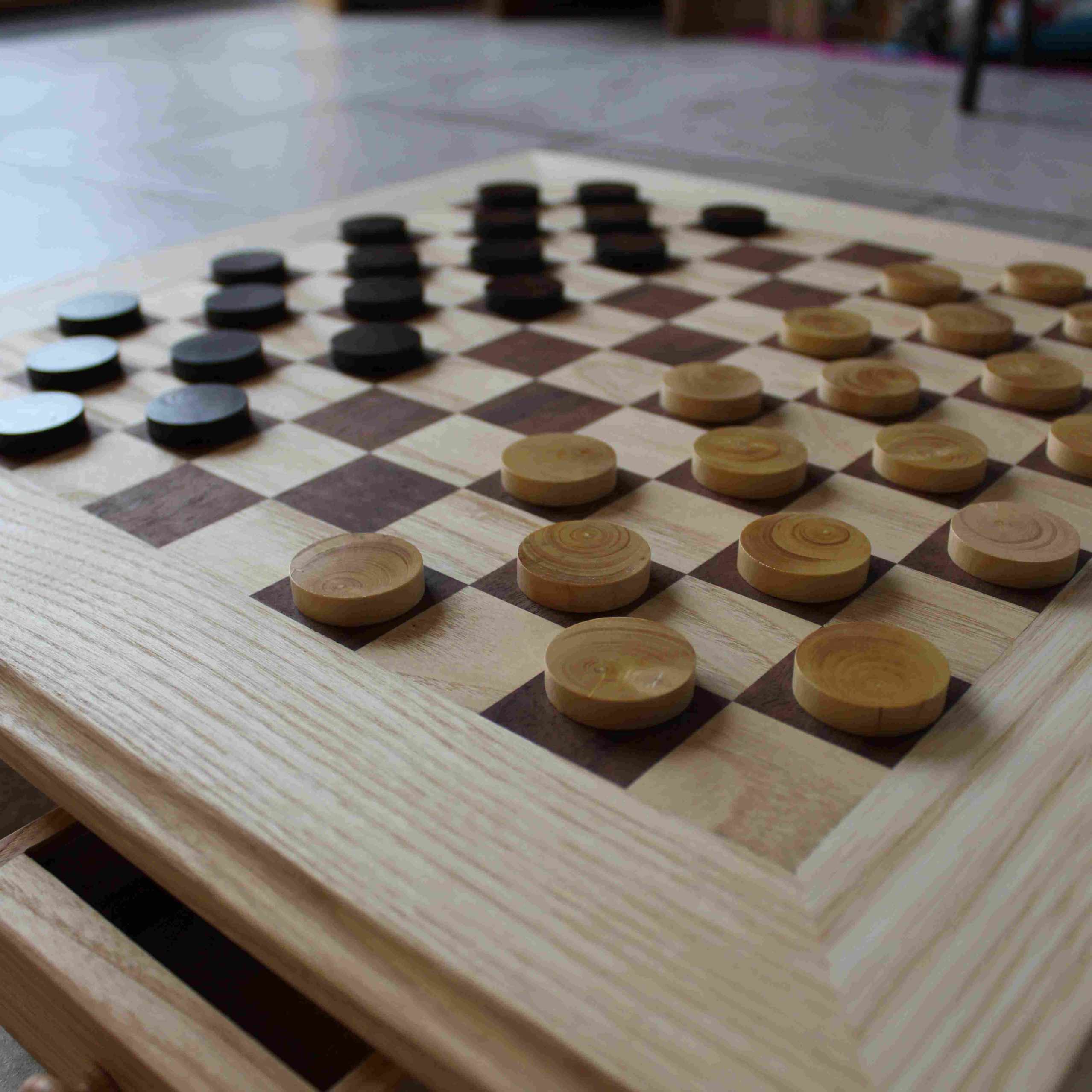 Jeu de dames artisanal en bois massif sur pieds - Marqueterie frêne et noyer – Image 3