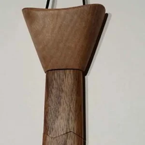 Cravate en bois de noyer fabriquée artisanalement en France