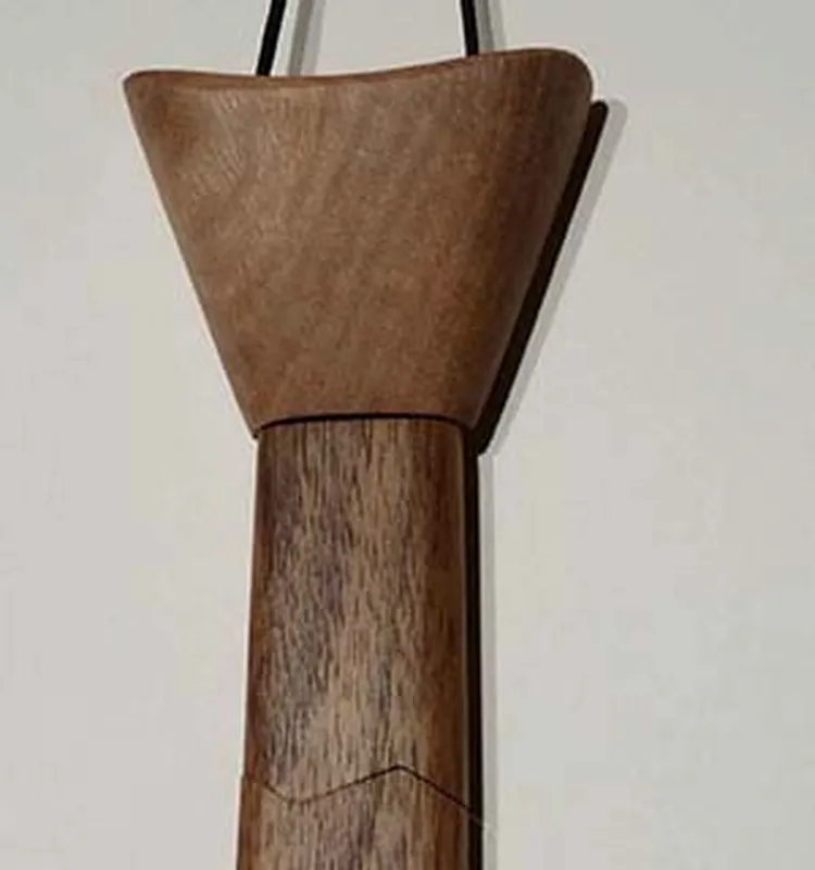 Cravate en bois de noyer fabriquée artisanalement en France
