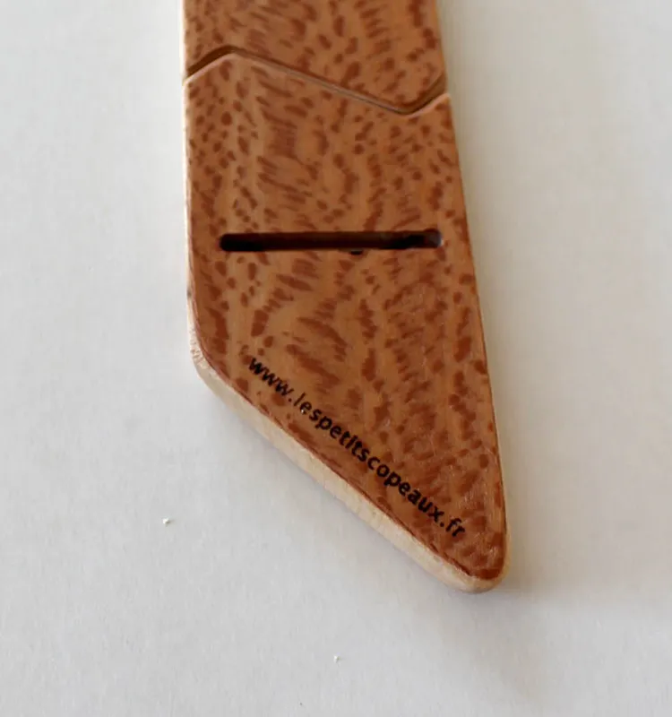 Cravate en bois artisanale fabriquée en France detail