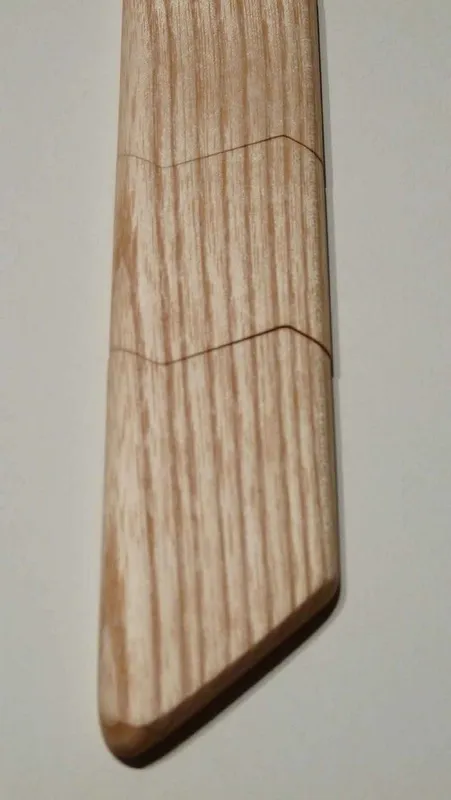 Détail du veinage naturel d'une cravate en bois de frêne