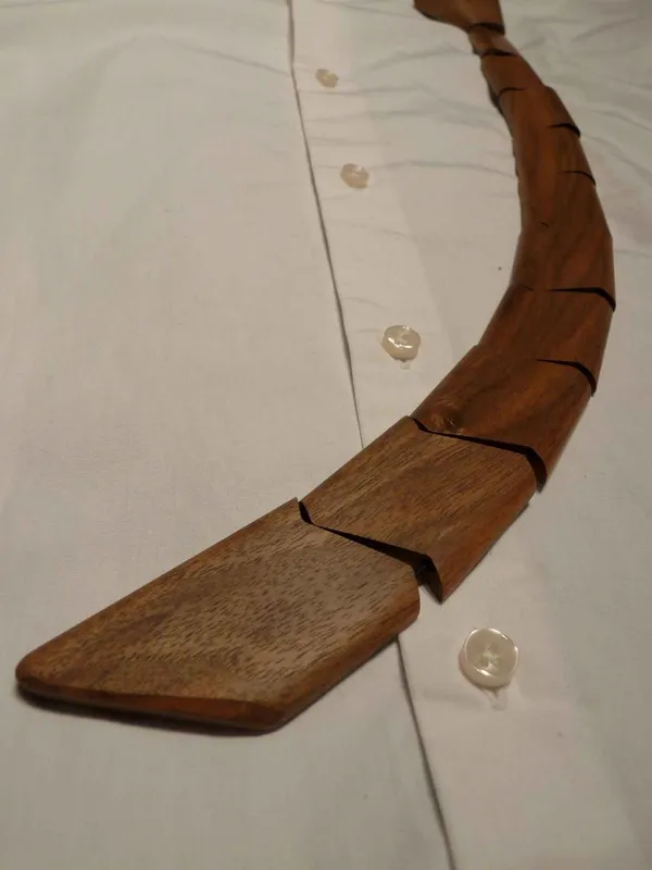 Détail du veinage d'une cravate en bois de noyer