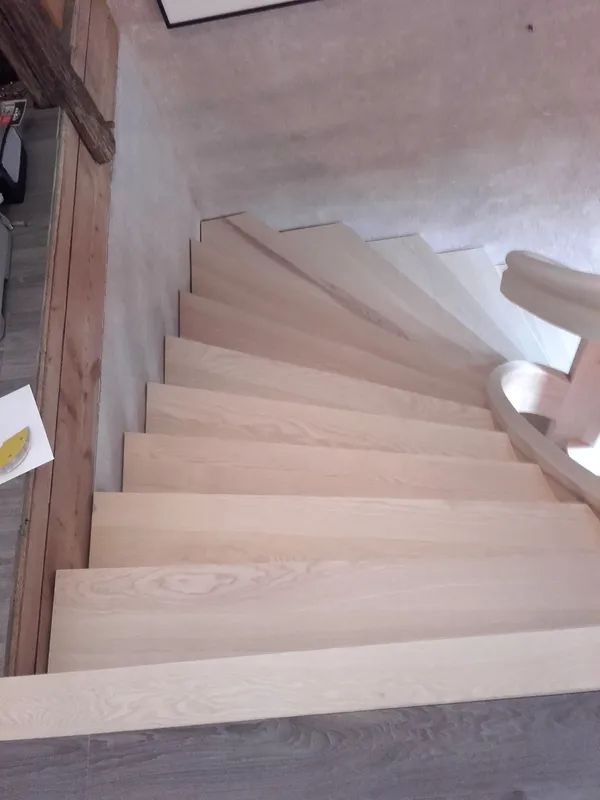 Escalier en frêne avec limon en lamellé collé – Image 2
