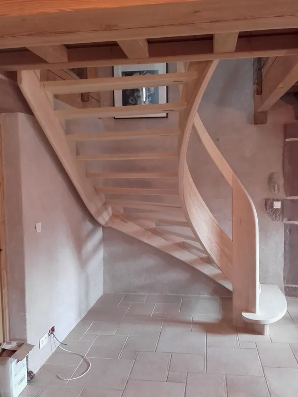 Escalier en frêne avec limon en lamellé collé – Image 3