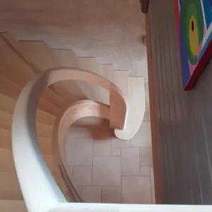 Escalier en frêne avec limon en lamellé collé