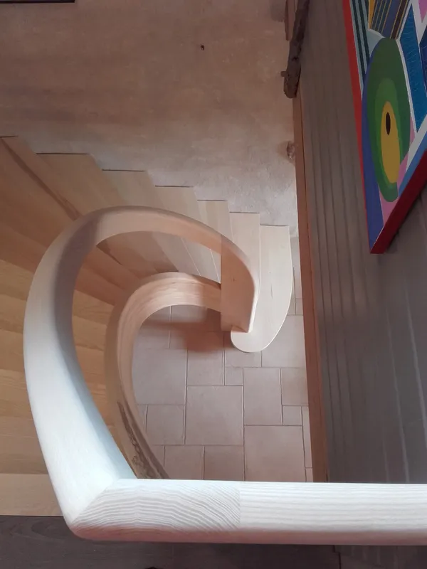 Escalier en frêne avec limon en lamellé collé