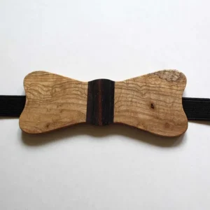 Nœud papillon en bois de vieux frêne avec son attache élastique noire.