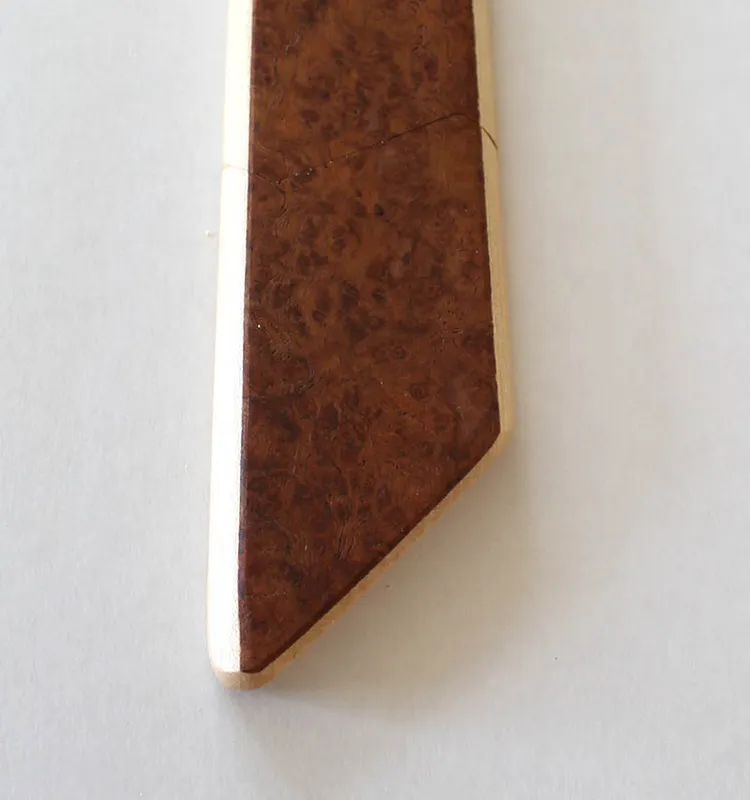 Détail du placage en loupe de Tuya sur une cravate en bois