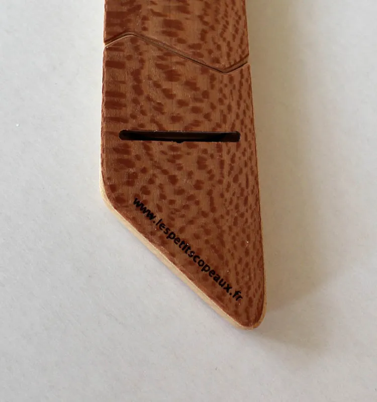 Détail de l'arriere de la cravate en loupe de Tuya sur une cravate en bois