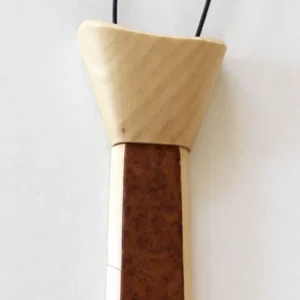 Cravate en bois plaquée en loupe de Tuya fabriquée artisanalement en France