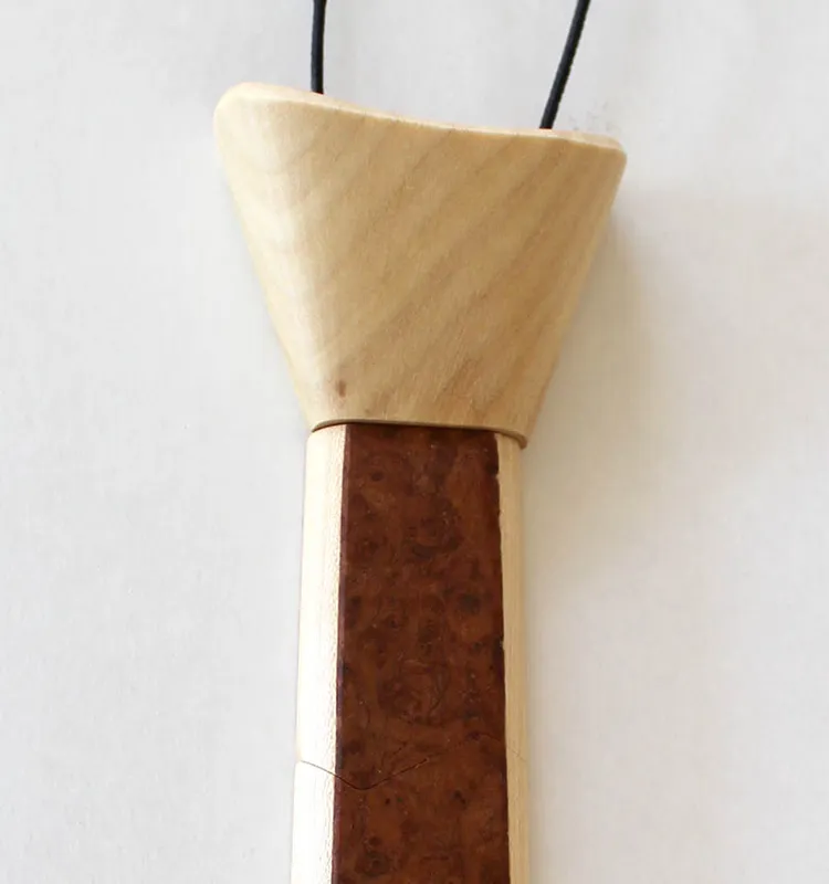 Cravate en bois plaquée en loupe de Tuya fabriquée artisanalement en France