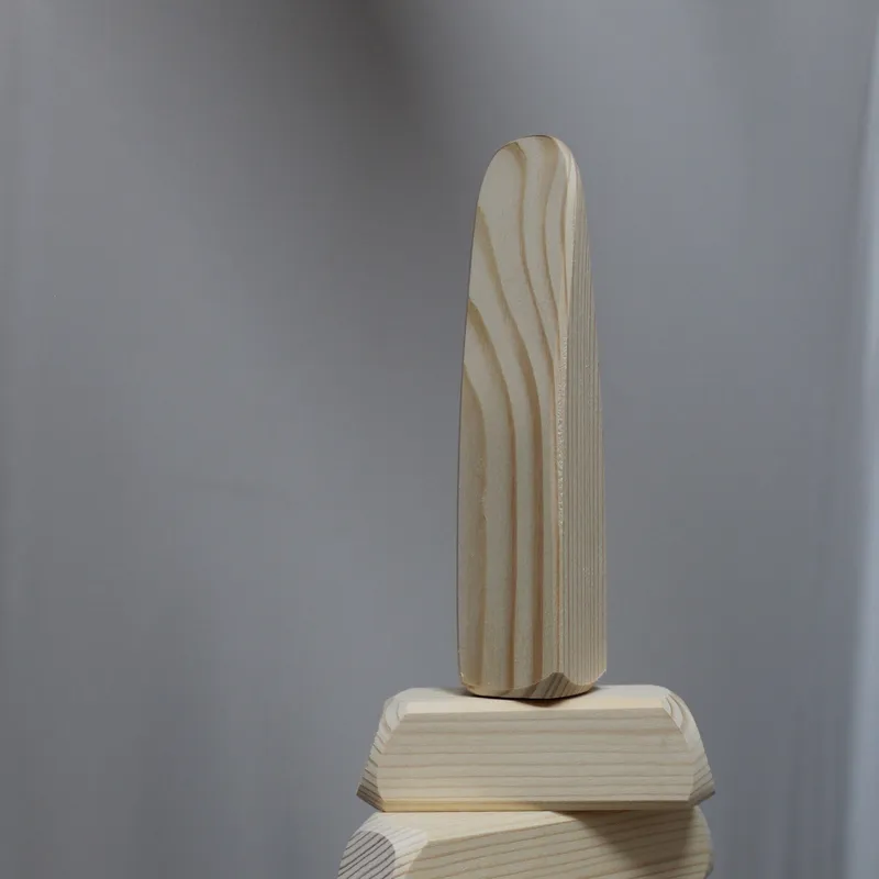 Détail de la pointe en bois du sapin de Noël artisanal de 1,60 m