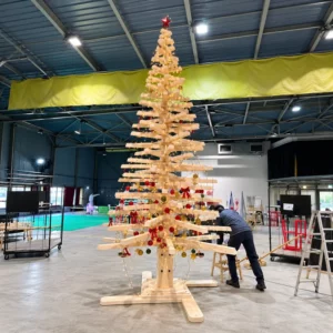 Sapin de Noël géant en bois de 4,75 m monté et décoré