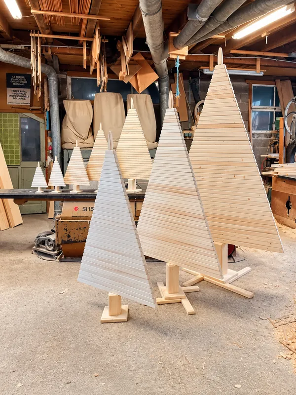 Sapins de Noël en bois en cours de fabrication dans l’atelier artisanal Les Petits Copeaux en Haute-Saône