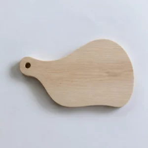 Planche à découper design L'Onde en frêne massif, vue générale montrant sa forme ondulée et son trou de suspension.